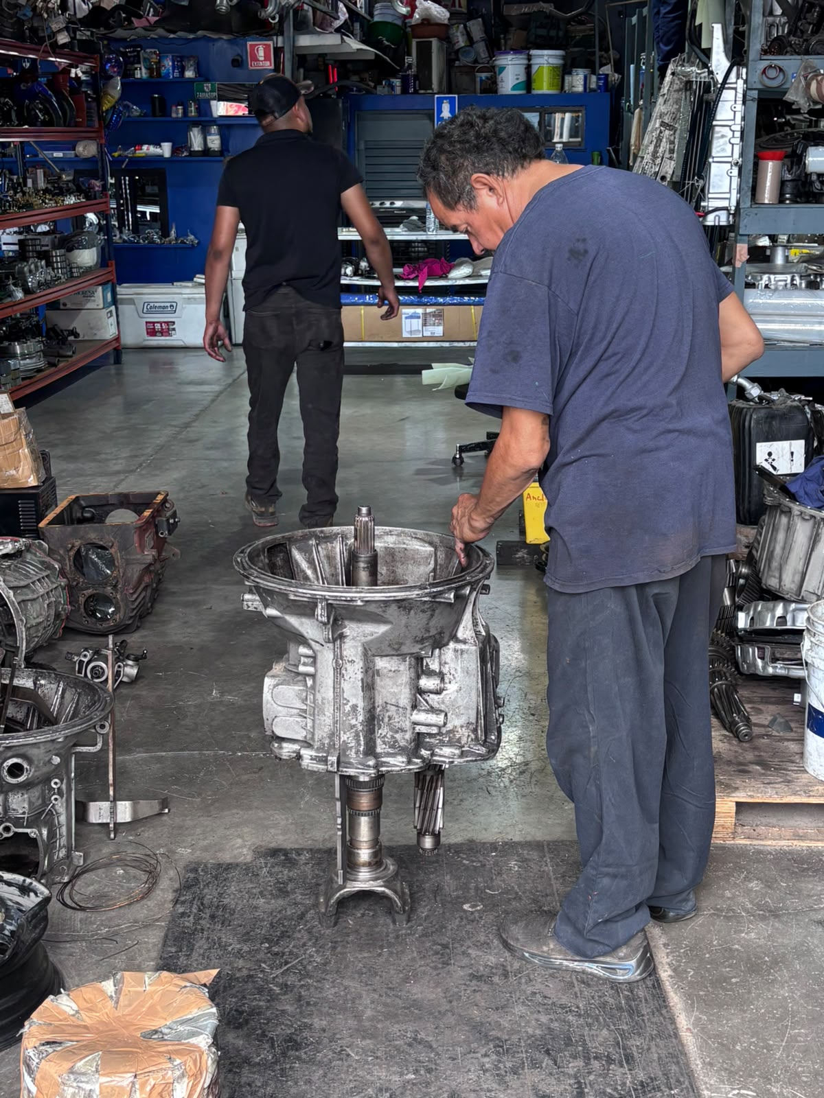 Técnico especializado reparando una transmisión de camión